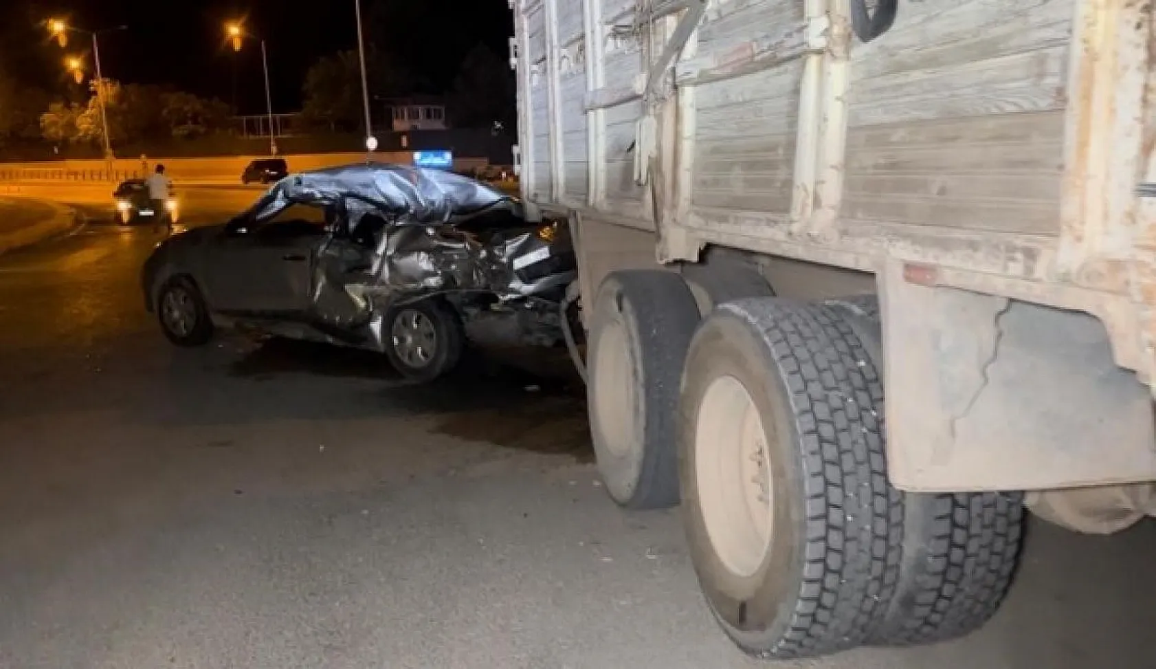 Otomobil su tankerinin altına girdi