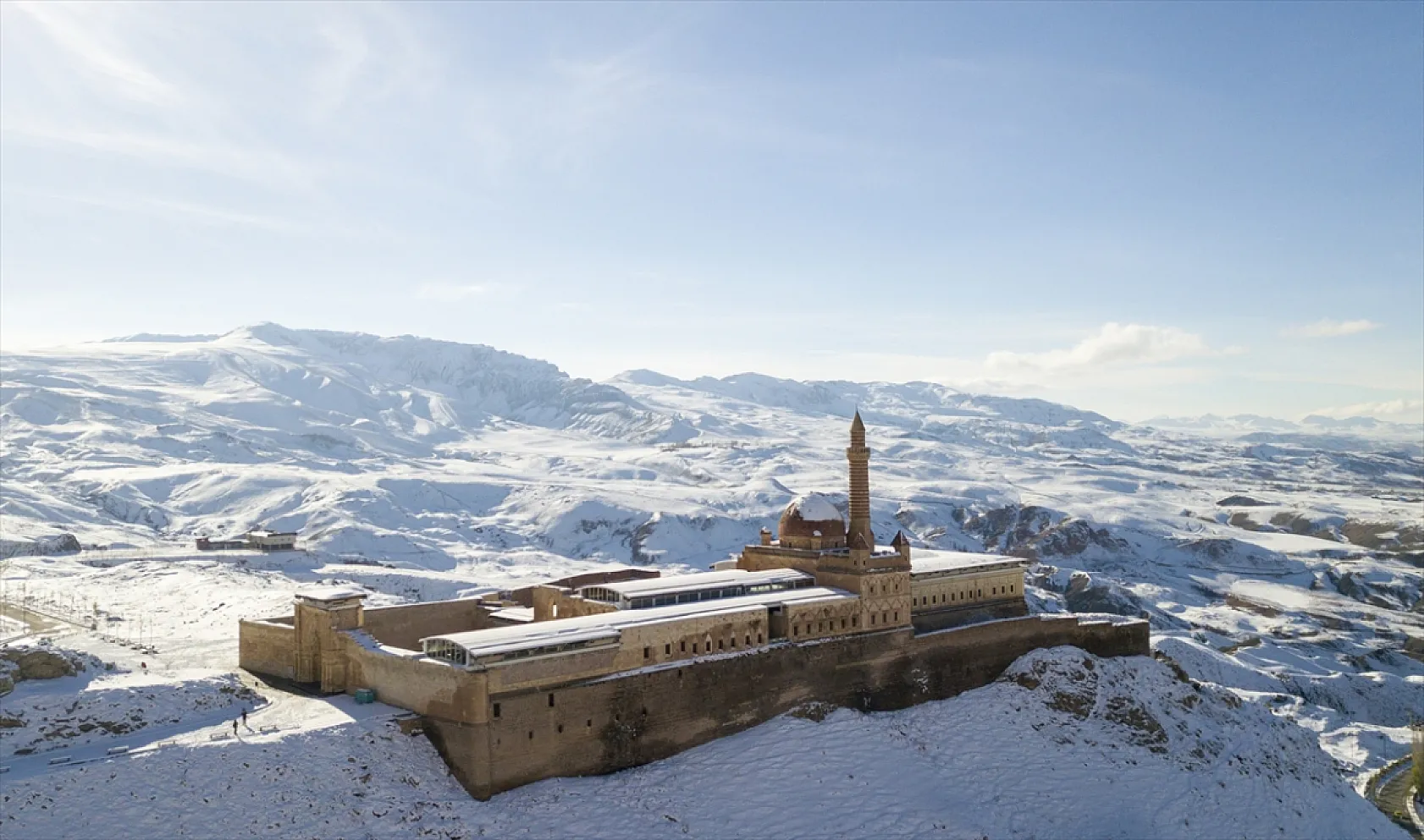 İshak Paşa Sarayı mevsimin ilk karıyla beyaza büründü