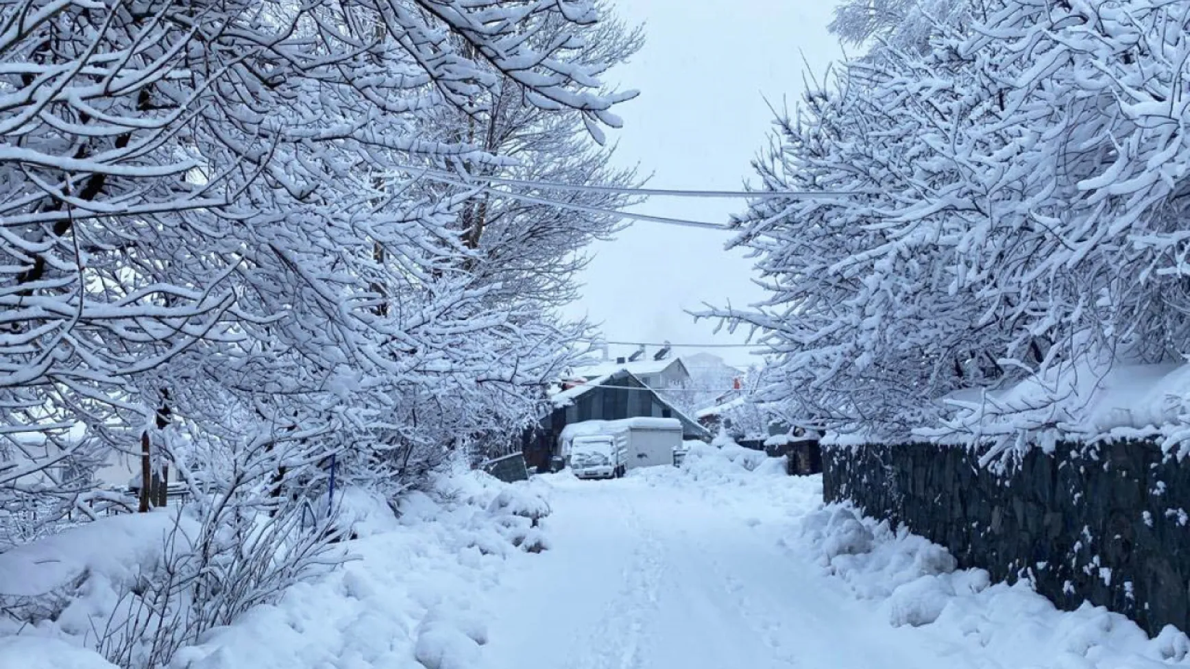 Karlıova'da kar kalınlığı 30 santime ulaştı