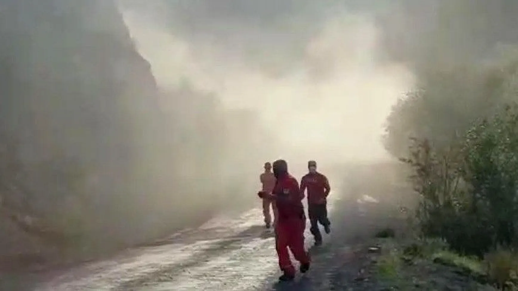 Bingöl'de deprem sonrası heyelan anı kamerada