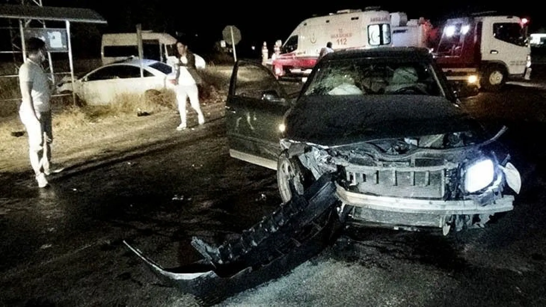 Elazığ plakalı iki otomobil kafa kafaya çarpıştı! Yaralılar var...