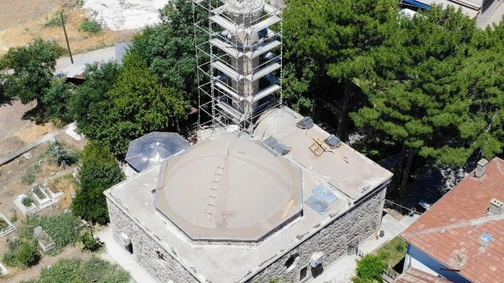 4.Murat'ın yaptırdığı caminin minaresi söküldü