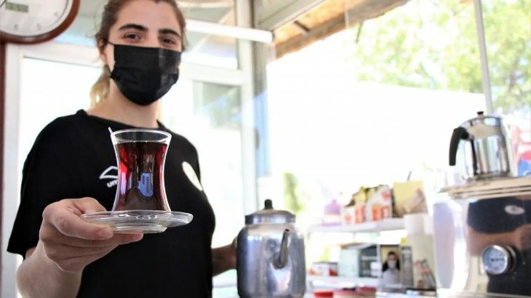 Spor Kulübü oyuncuları çay bahçesinde çalışarak destek oluyorlar