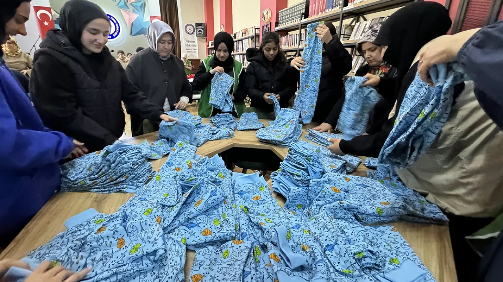 Öğrenciler Gazzeli çocuklar için giysi dikiyor