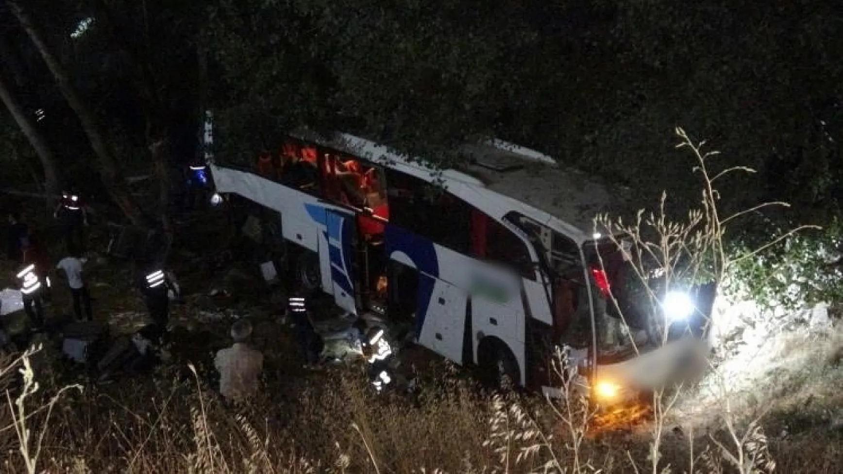 Yolcu otobüsü şarampole devrildi! Çok sayıda ölü ve yaralı var