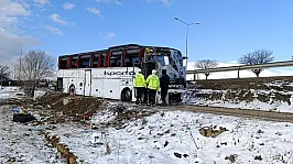Yolcu otobüsü şarampole devrildi