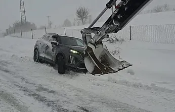 Araçlar karda mahsur kaldı