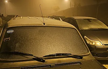 Araçların camları buz tuttu