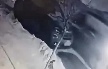 Buzda kayan araç otomobile çarptı