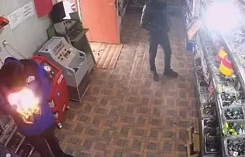 Çakmağı çakınca yüzü alevlerin arasında kaldı