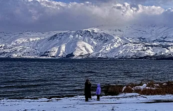 Çevresi karla kaplı 'Hazar Gölü' ziyaretçilerini ağırlıyor