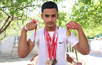 Depremle geldi, şampiyonlukla yükseldi