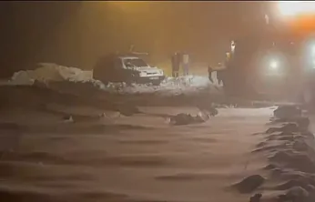 Ekipler mahsur kalan aracı kurtardı