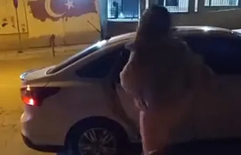 Elazığ'da bir kadın, tartıştığı şahsın arabasına saldırdı