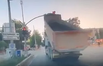 Elazığ'da damperi açık kamyon trafiği birbirine kattı