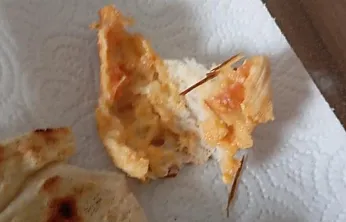 Elazığ'da ekmeğin içerisinden odun parçaları çıktı