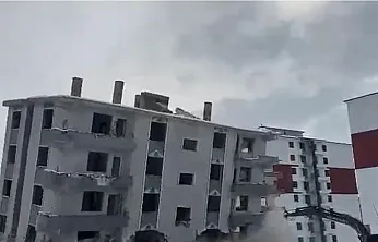 Elazığ'da hasarlı bina yıkıldı