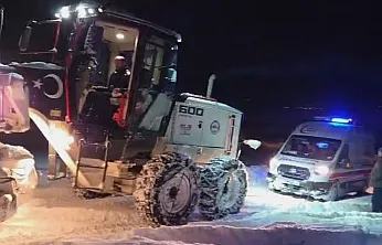 Elazığ'da ambulans mahsur kaldı