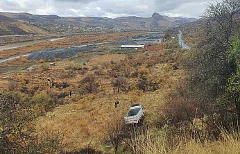 Elazığ'da kamyonet şarampole uçtu