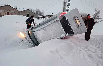 Elazığ'da karda kayan araç devrildi