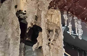 Elazığ'da metrelerce buz sarkıtı oluştu