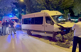 Elazığ'da minibüs park halindeki araçlara çarptı