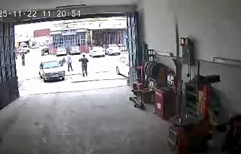 Elazığ'da motosiklet kazası güvenlik kamerasına yansıdı