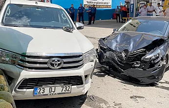Elazığ'da otomobil ile arazi aracı çarpıştı