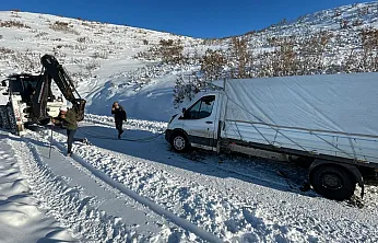 Elazığ'da pikap şarampole düştü