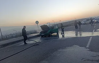 Elazığ'da seyir halindeki araç alev aldı