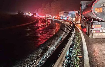 Elazığ'da tır devrildi