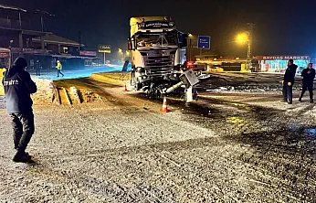 Elazığ'da tır refüje çıktı