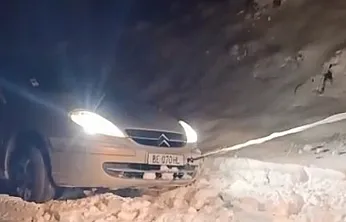 Yolda kalan araç kurtarıldı