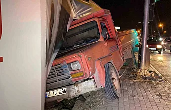 Freni patlayan kamyon önce otomobile ardından inşaat bariyerine çarptı