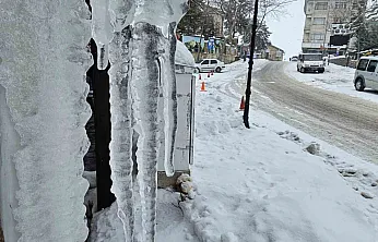 Çatılarda buz sarkıtları oluştu