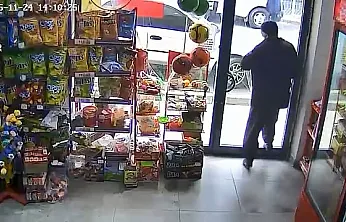 Kapıyı fark etmedi, kafasıyla camı kırdı