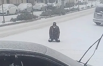 Kar yağışını görünce secde etti