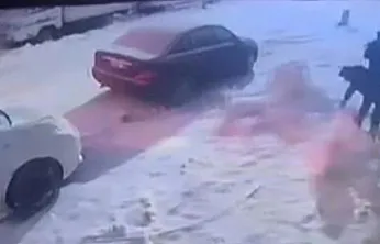 Kardan adama kafa attı