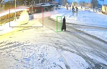 Kontrolden çıkan araç refüje çıktı