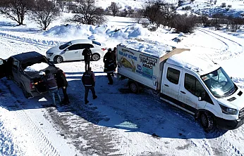 Karlı yollar açılıyor, sahipsiz hayvanlar besleniyor