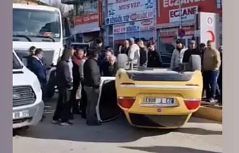 Kazada taksi ters döndü