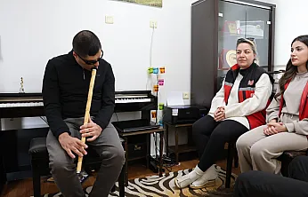 Konservatuvarı dereceyle bitirdi enstrümanda ustalaştı