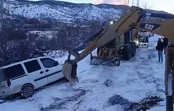 Mahsur kalan araç kurtarıldı