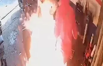 Elazığ'da iki kişi bir anda alevlerin arasında kaldı