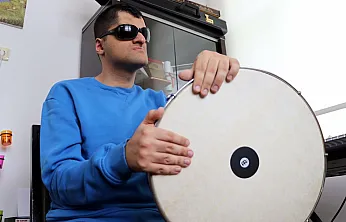 Müzik karanlık dünyasını aydınlattı