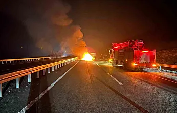 Römorka çarpan otomobil alev topuna döndü