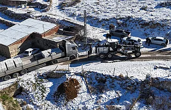 Tır yolda mahsur kaldı