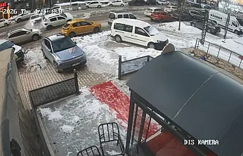 Üç aracın karıştığı kaza kamerada