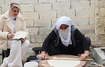 Unutulmaya yüz tutan lezzetleri kayıt altına almak için köyleri geziyor