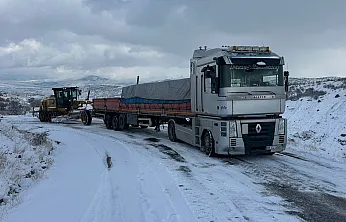 Yolda kalan araçlar kurtarıldı
